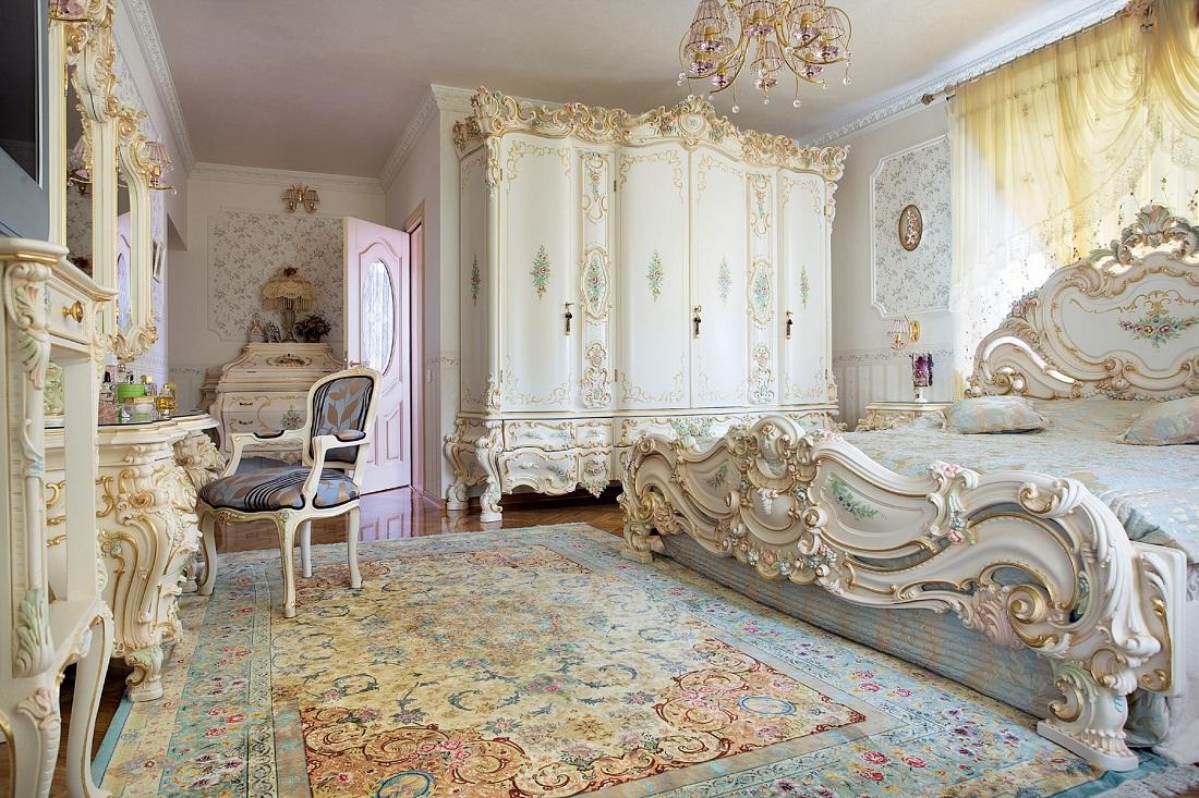 Для стиля барокко отлично подходит мебель из дорогих пород дерева с изящными изгибами