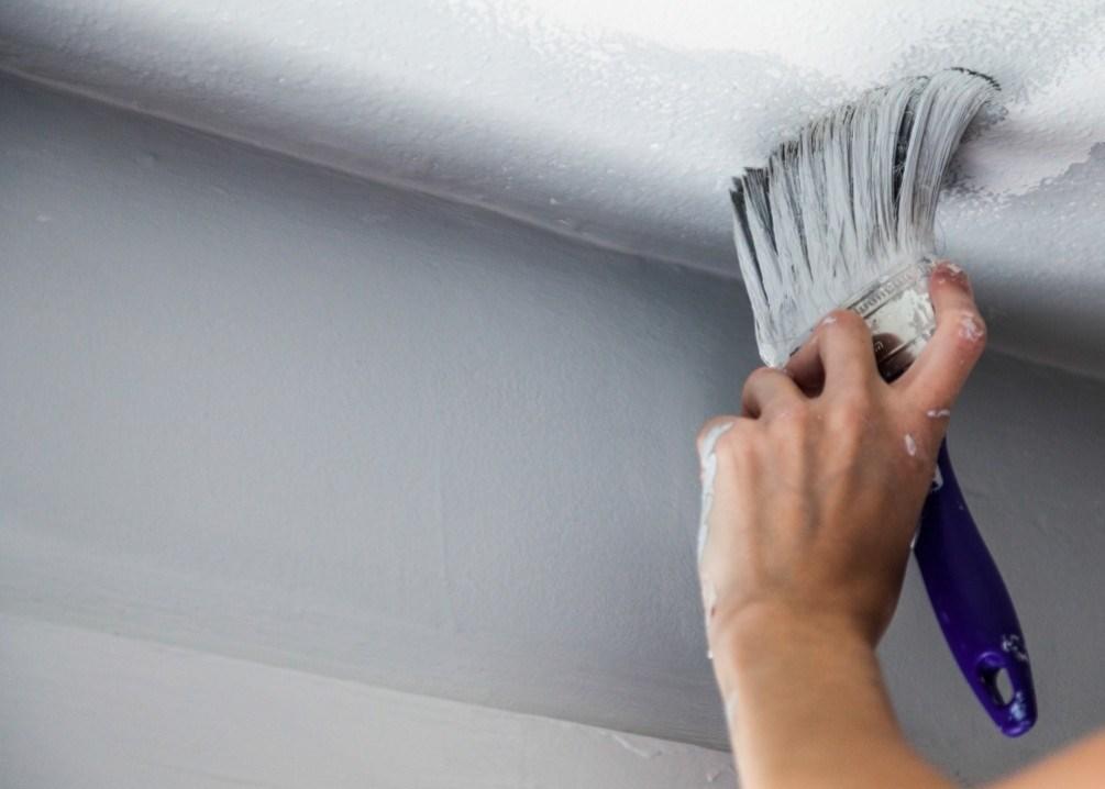 Краску на потолок следует наносить равномерно, чтобы избежать образования темных или светлых пятен на поверхности