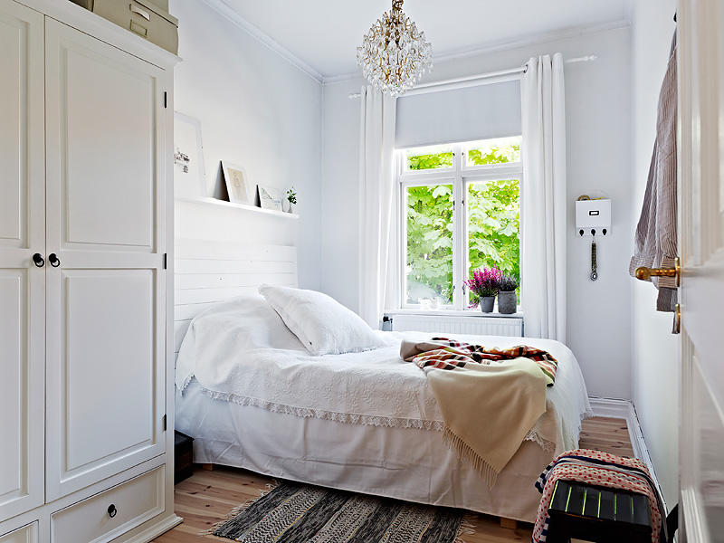 Учитывая, что спальня в хрущевке небольшого размера и с низкими потолками, то оформить комнату необходимо в светлых тонах, чтобы визуально увеличить пространство