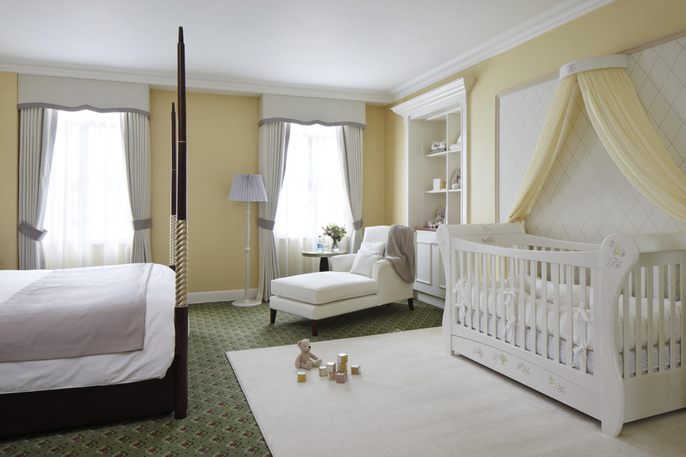 Детскую кроватку нужно размещать в месте, максимально защищенном от сквозняков и электромагнитных излучений 