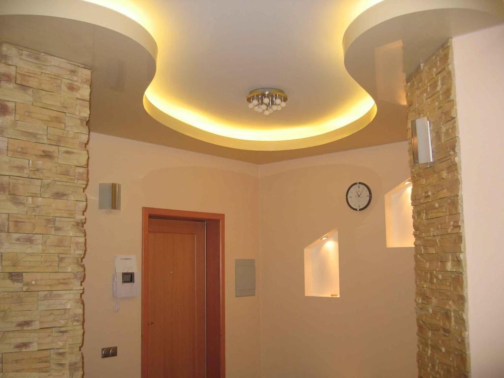 Для коридора небольшого размера прекрасно подходит натяжной потолок светлых оттенков
