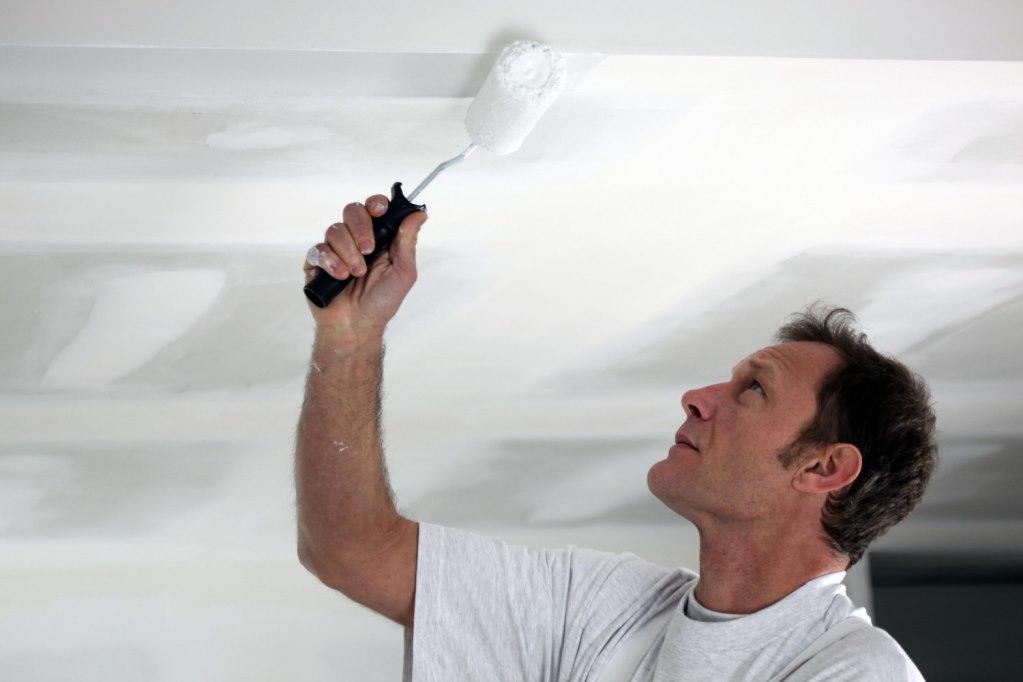 Перед тем как приступать к покраске потолка, следует заранее подготовить не только потолочную поверхность, но и специальные инструменты для работы
