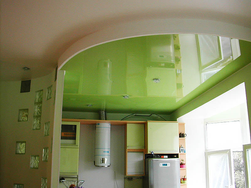 Натяжной потолок не только приукрасит ваш дизайн кухни-гостиной, но и прослужит длительных срок