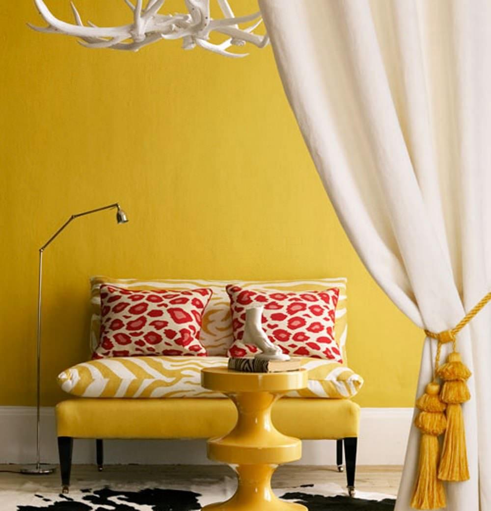 В желтом интерьере штора должна иметь более свелый оттенок