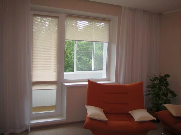 Полупрозрачные цветные шторы могут преобразить вид за окном