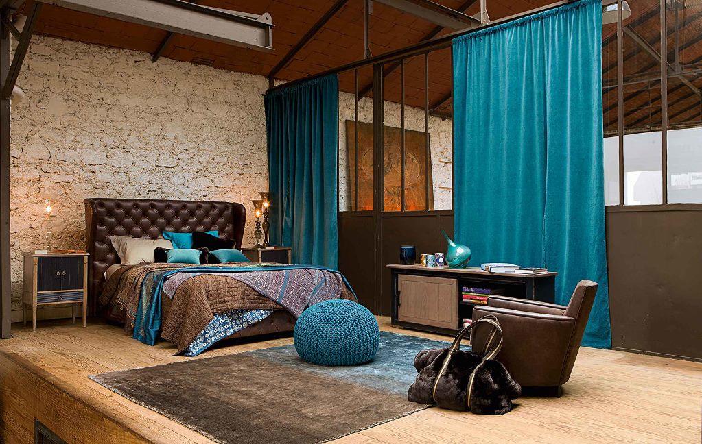 Стильно разбавить интерьер коричневой спальни в стиле лофт можно при помощи ярких элементов декора бирюзового цвета
