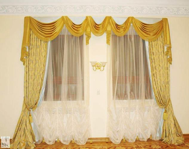 Во французском интерьере золотой декор текстиля в оформлении окна, определяет состоятельность хозяина