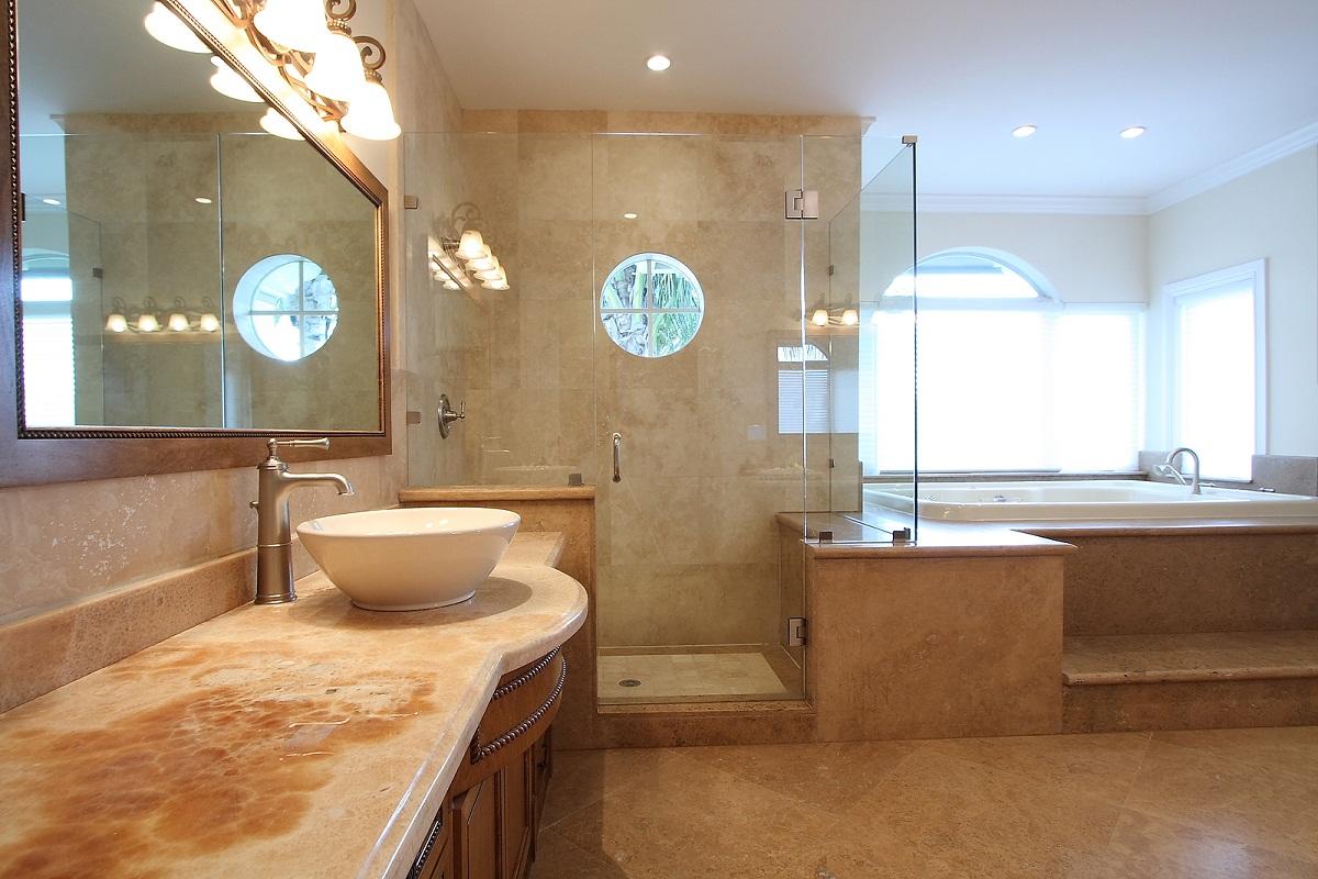 Бежевые отделочные материалы хорошо подойдут для ванной комнаты, сделанной в классическом стиле 