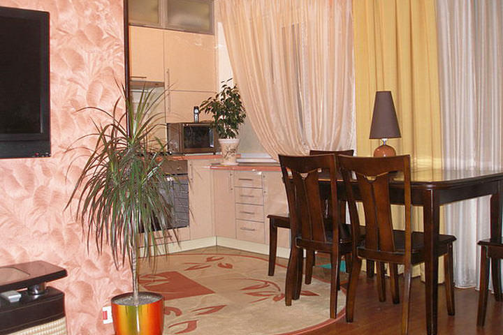 Кухня, совмещенная с гостиной, — популярный дизайнерский прием, который широко используется при дизайне «хрущевок»
