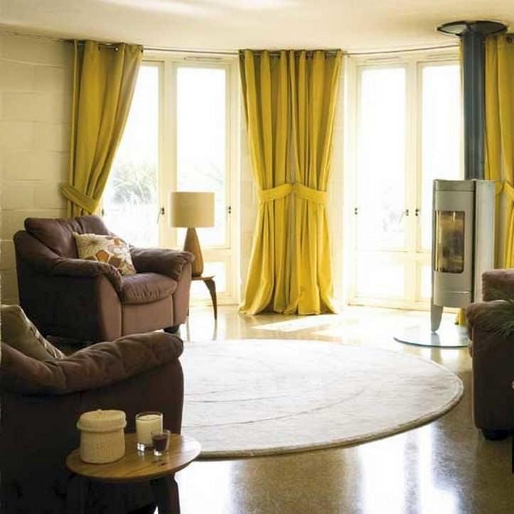 В желтом интерьере штора должна иметь более свелый оттенок
