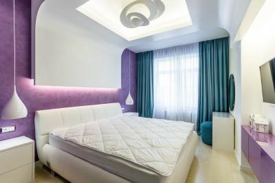 Небольшая спальня при правильно подобранных цветовой гамме, мебели и элементах декора может стать очень уютной и оригинальной