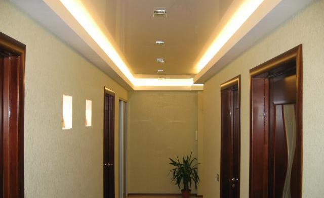 Быстро преобразить потолочную поверхность в коридоре поможет стильный натяжной потолок
