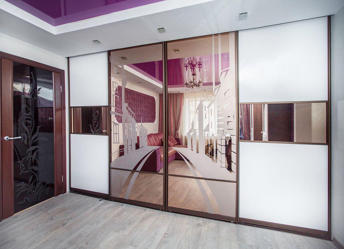 Красивый шкаф-купе с оригинальным дизайном украсит вашу гостиную и стильно дополнит интерьер комнаты 