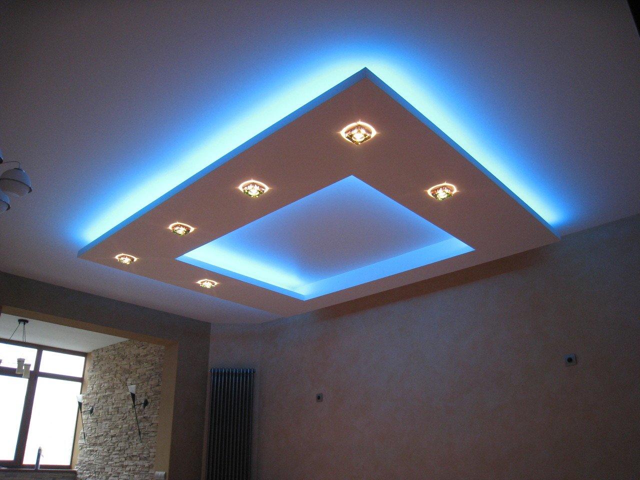 Натяжной потолок с неоновой подсветкой долговечен, так как замена светильников производится 1 раз в 10 лет