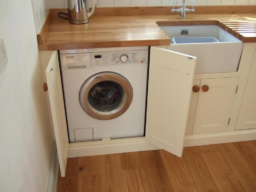 Компактно и незаметно спрятать стиральную машину можно при помощи специального ящика 