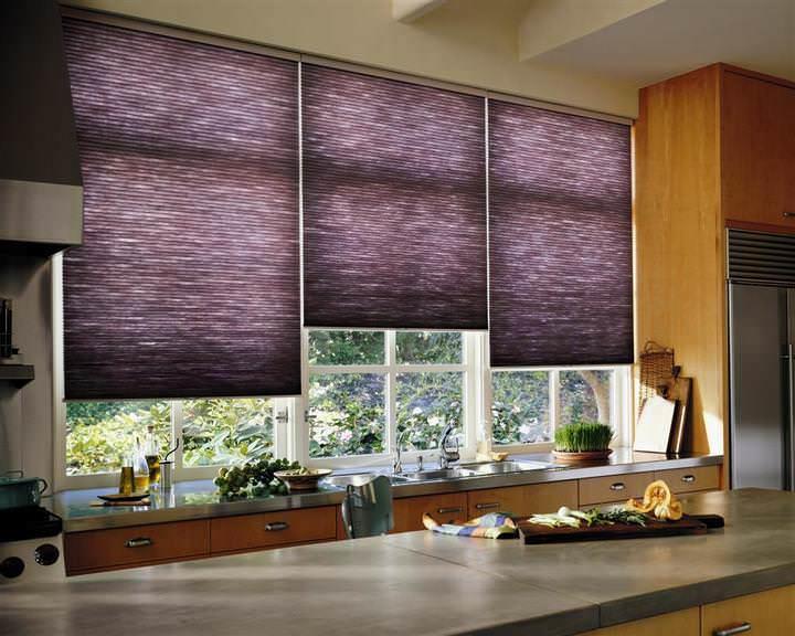 Короткие шторы очень удобны для кухонь, где зона оконного проема является эксплуатируемой