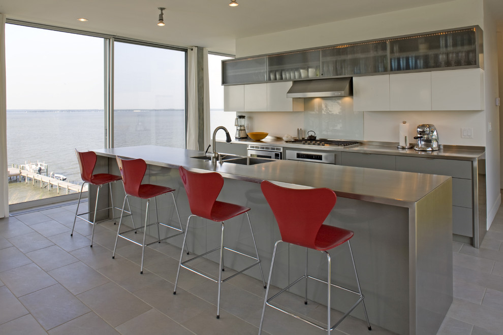Яркий дизайн острова в интерьере кухни от Ziger/Snead Architects
