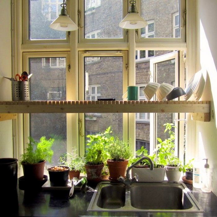 Раковина на кухне у окна