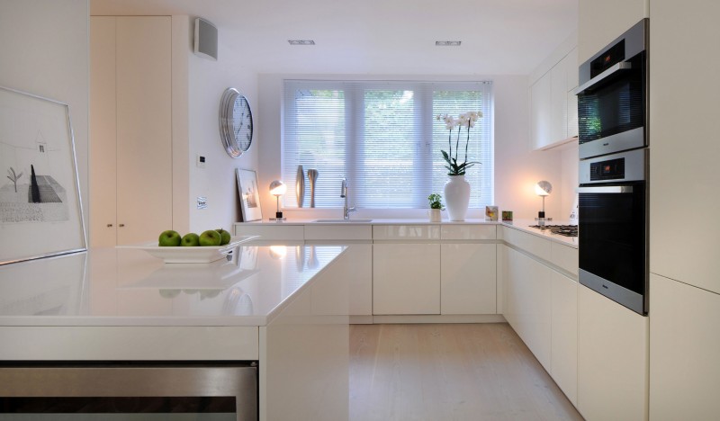 Оригинальный дизайн интерьера белой кухни в стиле модерн