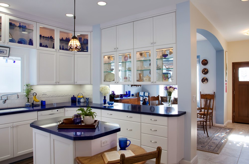 Оригинальный дизайн белого кухонного острова с круглой синей столешницей