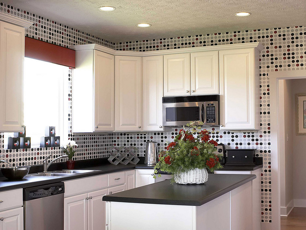 Стильный дизайн оконных штор в интерьере кухни