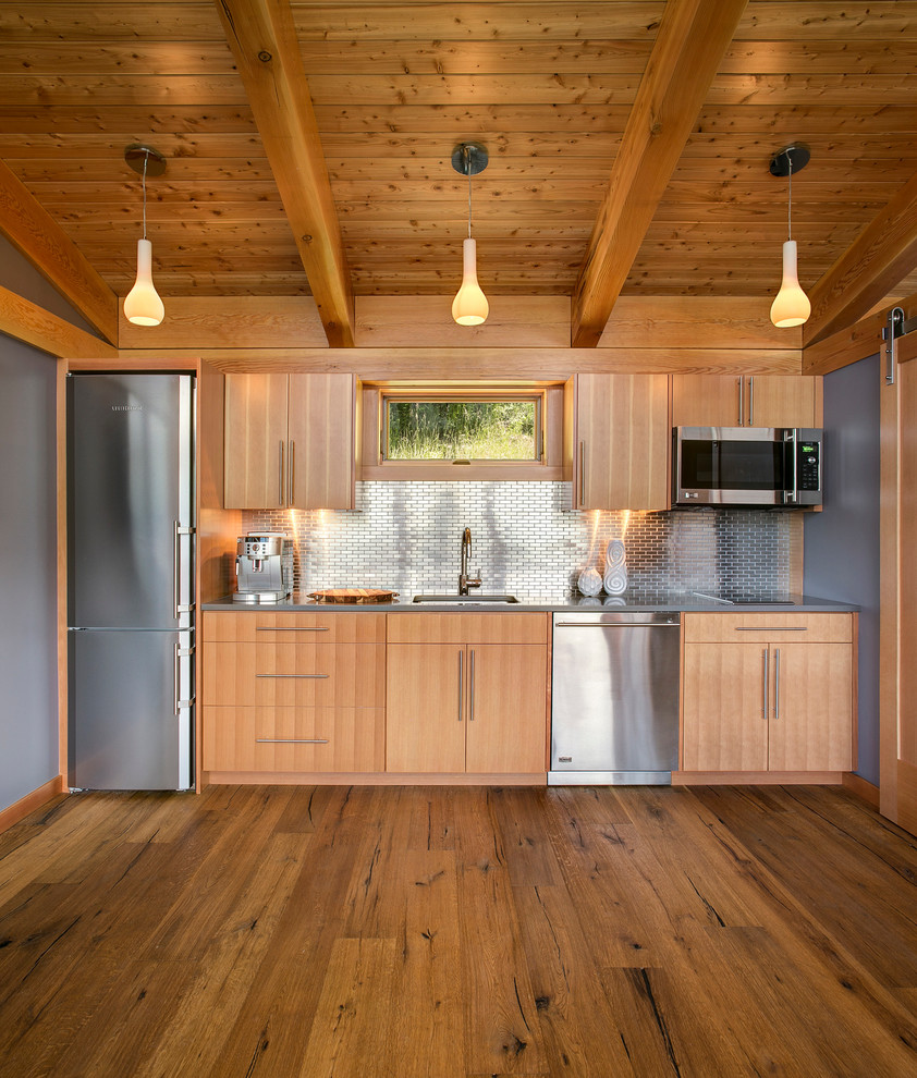 Светлый деревянный гарнитур в интерьере кухни