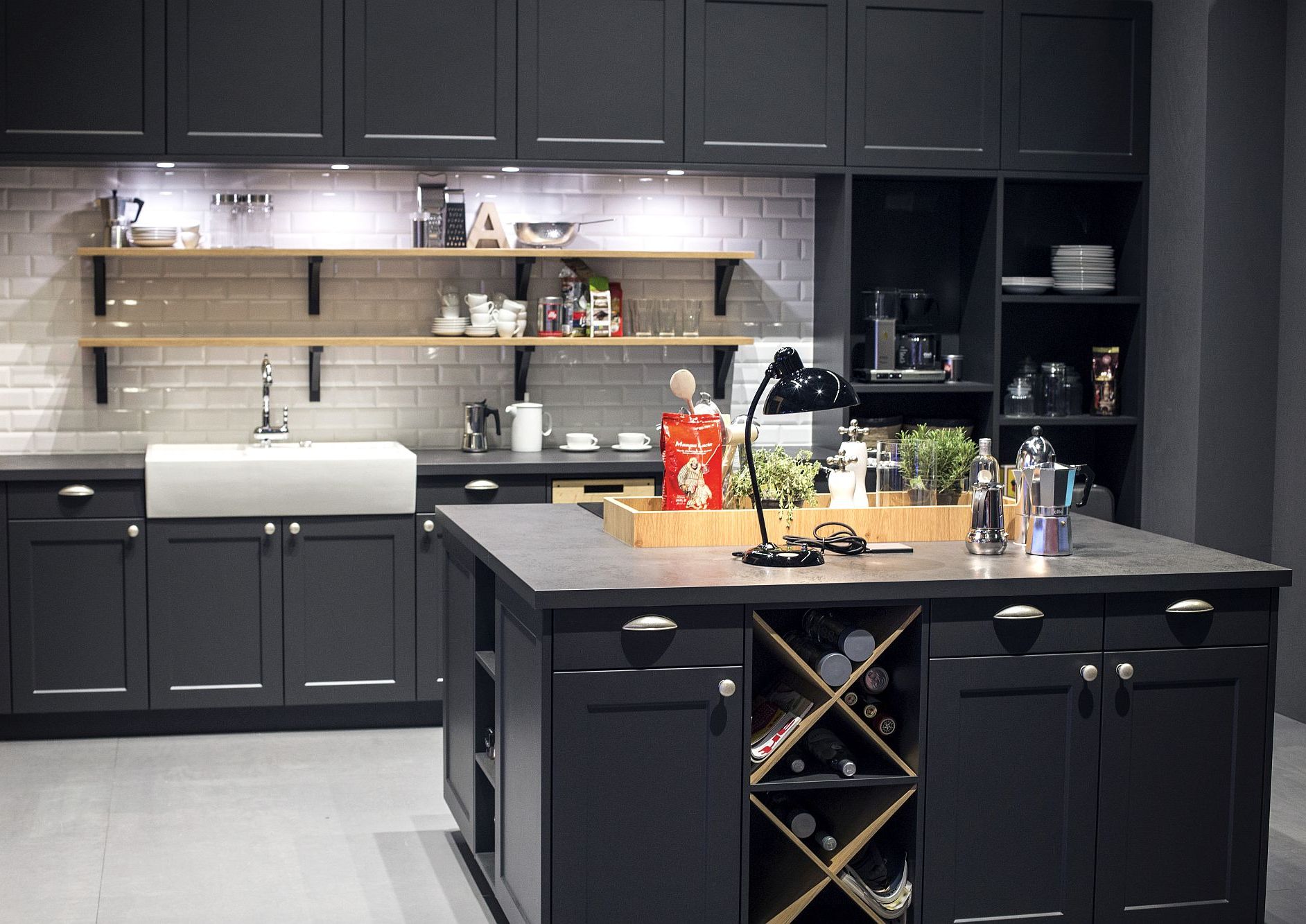 Стильный дизайн чёрно-серой кухни - фото 5 