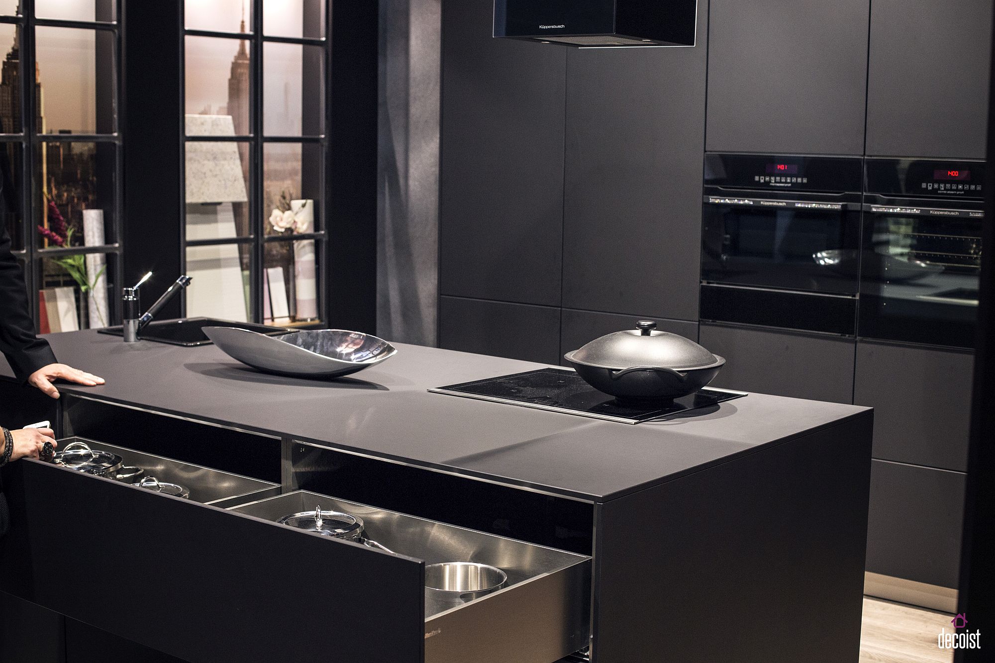 Стильный дизайн чёрно-серой кухни - фото 16 