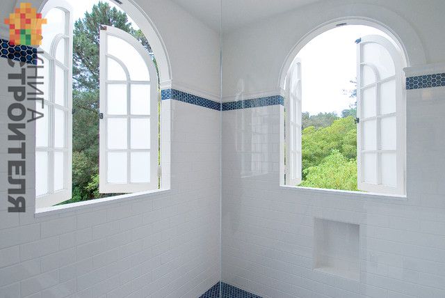 Арочные окна в интерьере ванной комнаты