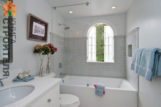 Окно в ванной комнате, дизайн окна, матовое стекло