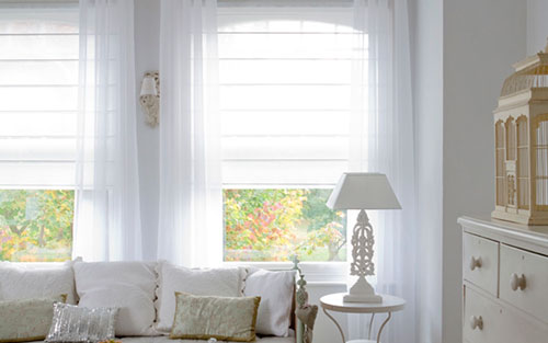 Рулонные белые шторы в интерьере светлой гостиной