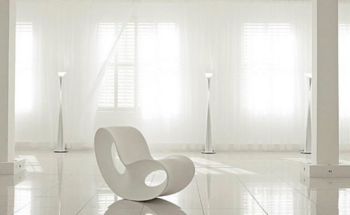 Белые шторы в интерьере с стиле минимализм