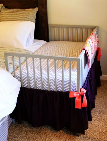 Детская кроватка рядом с супружеской кроватью