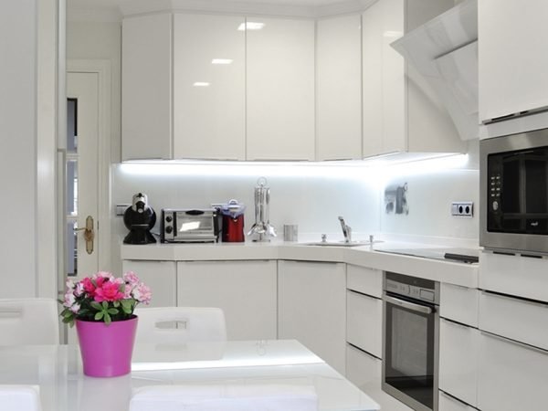 Белая кухня с современным интерьером хай-тек