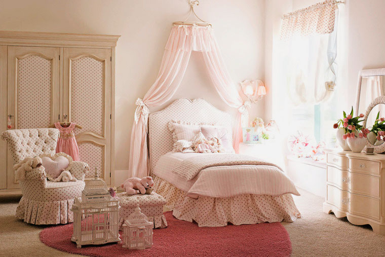 Комната девочки с балдахином над кроватью