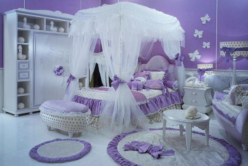 Детская комната в сиреневом цвете с белым прозрачным балдахином над кроватью