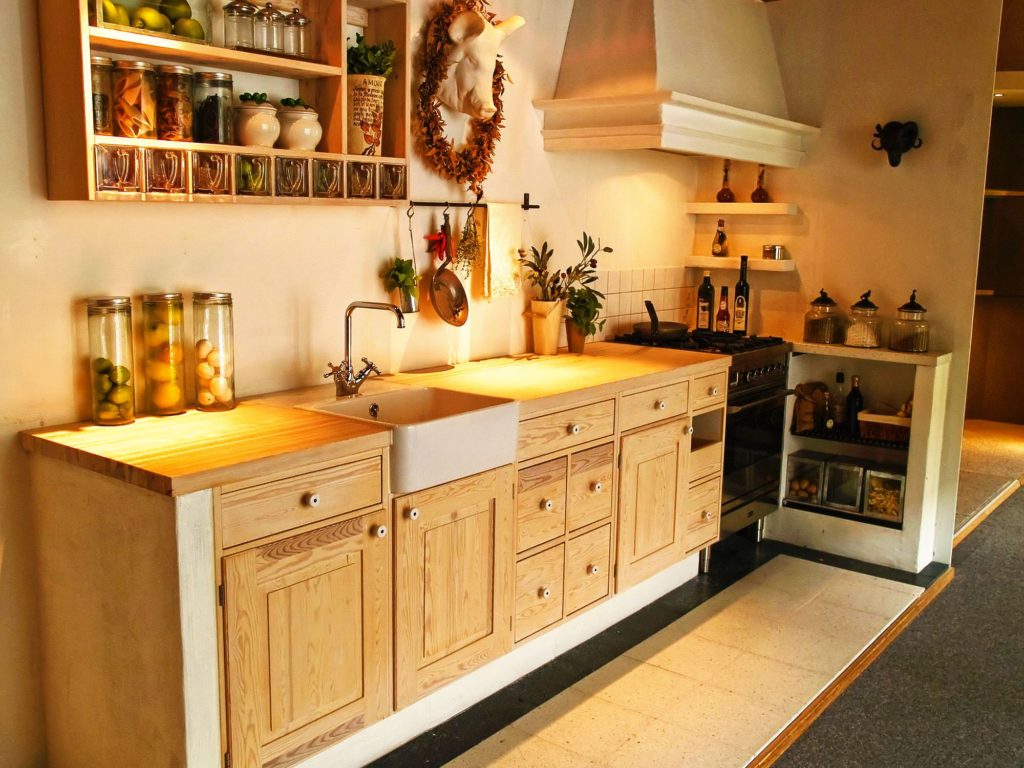 Фото кухонного гарнитура со встроенным деревянными шкафами нижнего ряда