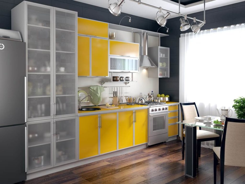 Интерьер маленькой кухни с кухонным гарнитуром с МДФ фасадами отделанными пластиком