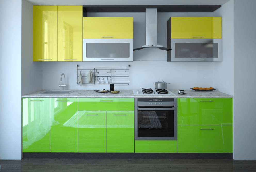 Яркий кухонный гарнитур с пластиковой отделкой фасадов
