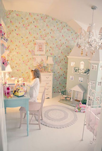 классическая детская комната для девочки в бело-розовом цвете с кукольным домиком