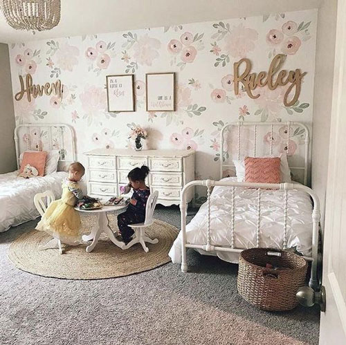 интерьер классической детской комнаты для двух девочек 3 и 4 лет