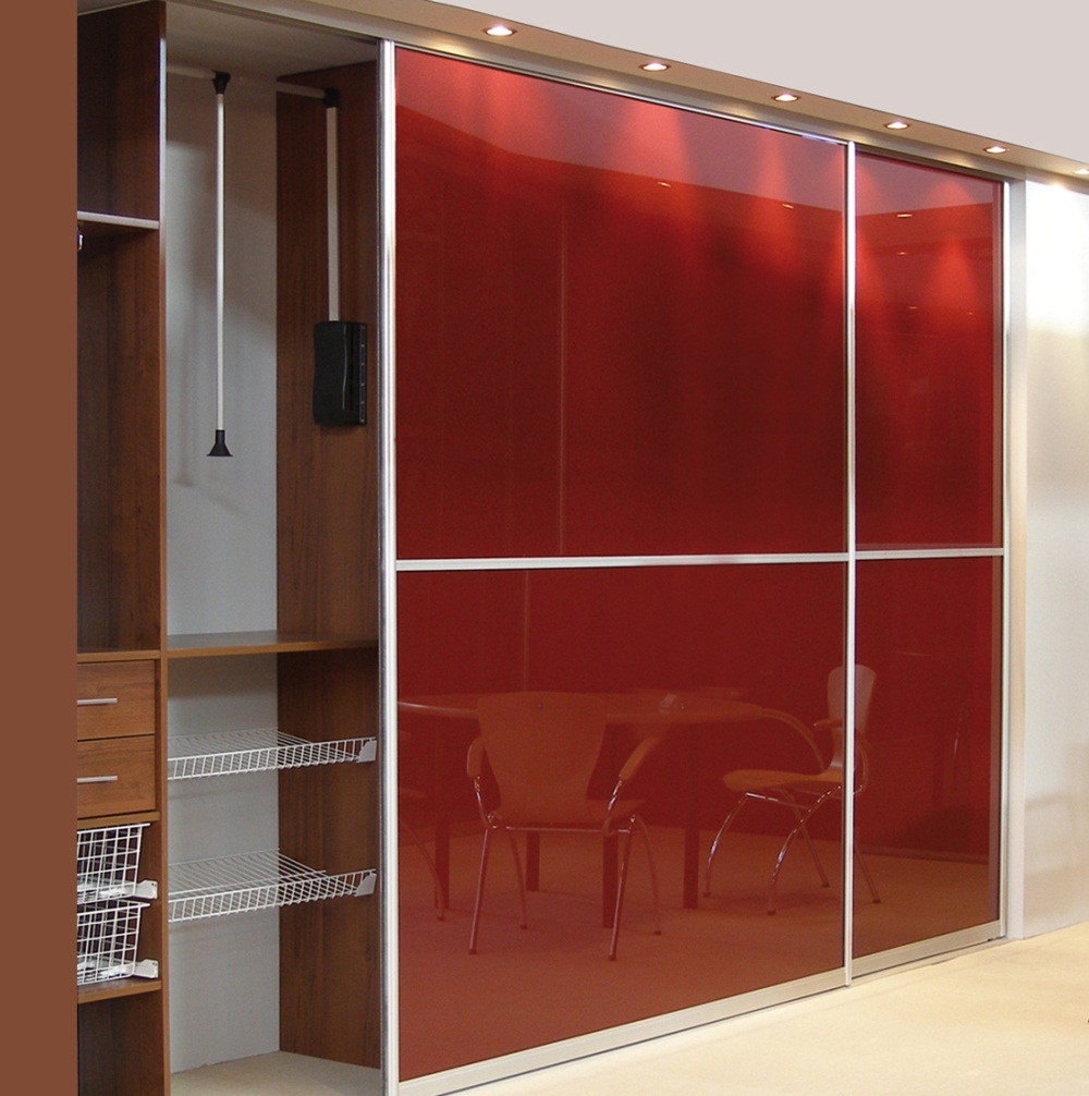 В зависимости от выбранного наполнения дверей, шкафы-купе способны визуально расширить пространство
