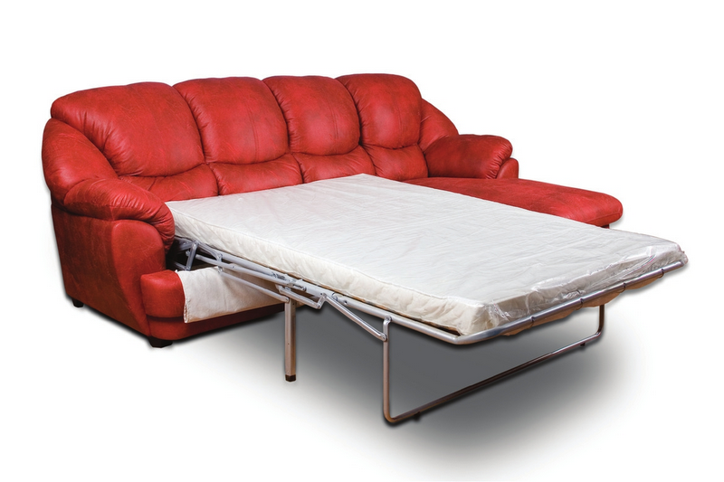 Красный практичный диван для гостиной