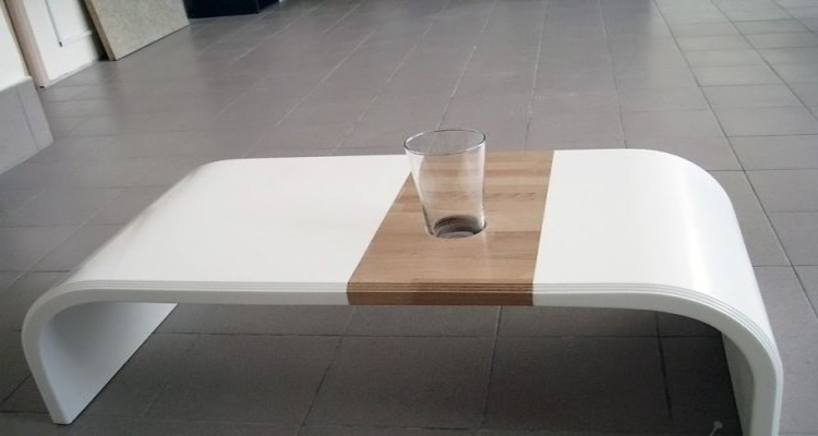 Практичный стол из акрилового камня