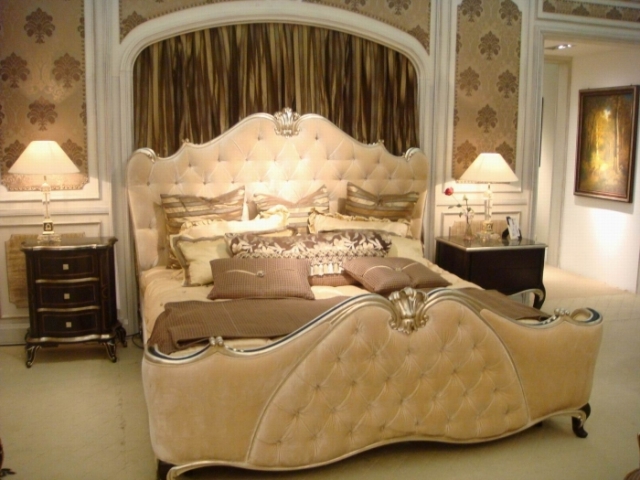 Белая резная кровать в спальню в стиле барокко