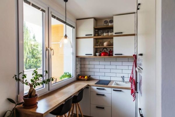 Дизайн малогабаритной кухни с окном в стиле минимализм