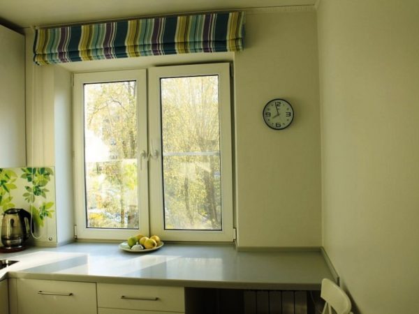 Очень удобный вариант для окна малогабаритной кухни - рулонные шторы