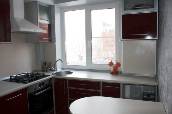 Встроенная компактная мебель - самый подходящий вариант для малогабаритной кухни в квартире хрущевке