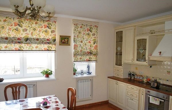 Рулонные шторы на окнах в интерьере кухни в стиле прованс
