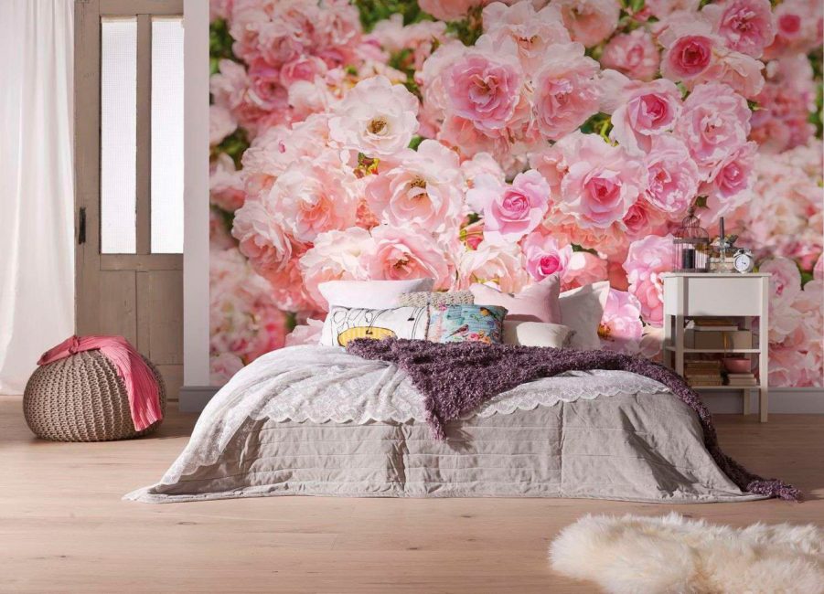 Изображение цветов у изголовья кровати